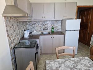 Η κουζίνα ή μικρή κουζίνα στο Attard Seafront Apartment 7 in Marsalforn +10 φωτογραφίες