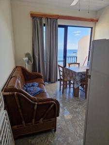 Attard Seafront Apartment 7 in Marsalforn的休息区