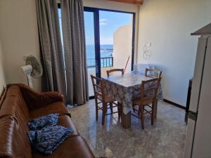 泽布季Attard Seafront Apartment 7 in Marsalforn的带桌子和沙发的客厅