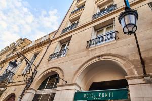 a building with a street light in front of it at Hotel Konti Bordeaux by HappyCulture in Bordeaux +42 photos