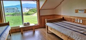 Postel nebo postele na pokoji v ubytování Tree House Guesthouse