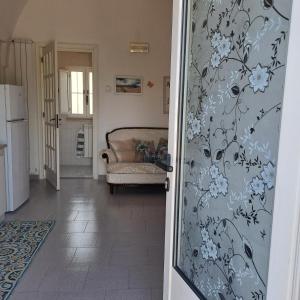 una puerta que conduce a una sala de estar con sofá en Trulli di Rosa en Locorotondo