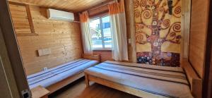 Postel nebo postele na pokoji v ubytování Tree House Guesthouse
