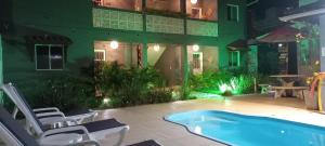 A piscina localizada em Pousada Chalés do Toque ou nos arredores