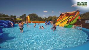 a group of people in the water at a water park at APPART'ICI 2 - Spacieux studio in Lunel-Viel