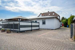 Sundhagen-NiederhofにあるBungalow Bei Rügenの柵付白家