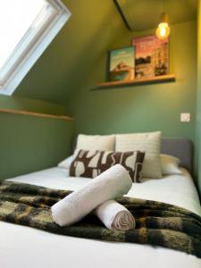 Postel nebo postele na pokoji v ubytování Le Verdun, Centre de Rennes