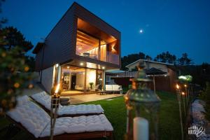 蓬蒂-达巴尔卡HouseBel的夜晚，院子里摆放着白色软垫椅子的房子