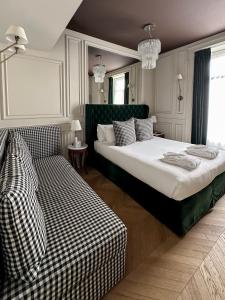 um quarto com uma cama grande e um sofá em Matilde Boutique Hotel em Milão