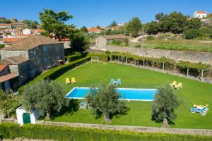 Вид на басейн у 6 bedrooms villa with city view shared pool and enclosed garden at Sortelha або поблизу