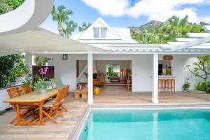 בריכת השחייה שנמצאת ב-2 bedrooms villa with private pool furnished terrace and wifi at Saint Barthelemy או באזור