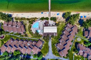 een uitzicht over de huizen naast een strand bij Lakeland Village 481 - Family Footprints by the Lake-Sleeps 10 in South Lake Tahoe