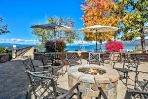 een groep tafels en stoelen met parasols bij Lakeland Village 481 - Family Footprints by the Lake-Sleeps 10 in South Lake Tahoe