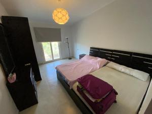 Postel nebo postele na pokoji v ubytování فيلا مارينا 7 + 18 fotografií
