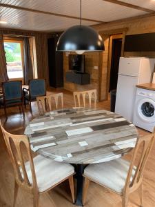 una cucina e una sala da pranzo con tavolo e sedie di Les Chapeliers de St Pons a Saint-Pons