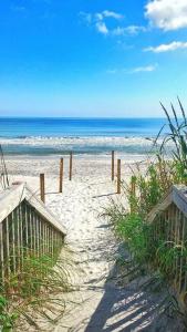 un sentiero per la spiaggia con l'oceano sullo sfondo di Lil'TipSea on Topsail - Close to the sound and beach! a Topsail Beach