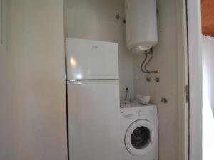 a kitchen with a refrigerator and a washing machine at Viamar in Riumar