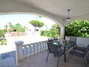 a patio with a table and chairs on a balcony at Viamar in Riumar