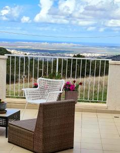 Μπαλκόνι ή βεράντα στο מול הים - דירה קסומה עם ג'קוזי, מרפסת ונוף פנורמי לים