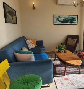 Χώρος καθιστικού στο מול הים - דירה קסומה עם ג'קוזי, מרפסת ונוף פנורמי לים