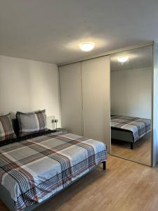 Un dormitorio con dos camas y un espejo. en No 13 House Raca, en Bratislava