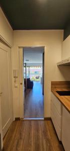 ein leeres Zimmer mit einer Küche und einem Flur in der Unterkunft Le Juanais Côte d'Azur - parking privé in Juan-les-Pins