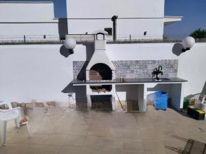 una cocina con horno de pizza en medio de un patio en Casa Vacanze A Due Passi Dal Mare, en Porto Empedocle