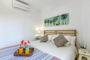 En eller flere senge i et værelse på 1st line apartment Alcudia beach + 27 billeder