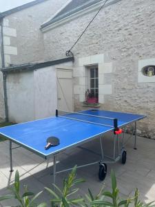 Stolný tenis v ubytovaní Longère avec Piscine Couverte Chauffée privative de Avril à Septembre alebo v jeho okolí