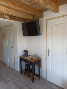 TV a/nebo společenská místnost v ubytování Chambre d'hôtes La Tuilerie