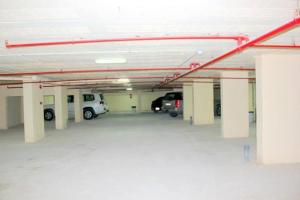 un estacionamiento vacío con coches aparcados en él en Al Dalal Palace 1, en Riad
