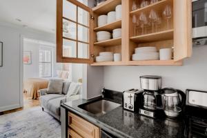 Een keuken of kitchenette bij West Village 2br w wd nr shopping NYC-1274