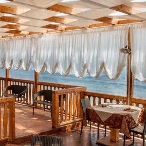 comedor con mesa y vistas al océano en Casa Vacanze A Due Passi Dal Mare, en Porto Empedocle