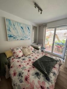 - une chambre avec un lit fleuri dans l'établissement Studio jardin 5 mn plage Monaco Air Conditioner, à Beausoleil