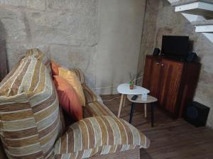 a living room with a couch and a table at O fogar da Bernardita in Redondela