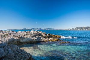 - une vue sur une étendue d'eau avec des rochers dans l'établissement Le Juanais Côte d'Azur - parking privé, à Juan-les-Pins