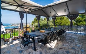 Balkón alebo terasa v ubytovaní Six-Bedroom Holiday Home In Podstrana
