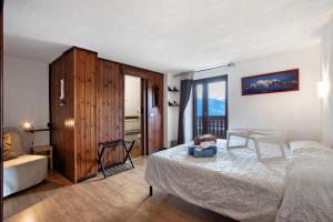 a small bedroom with a bed and a window at Agriturismo Les Ecureuils in Saint-Pierre