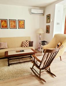 een woonkamer met een bank en een stoel bij CityS in Apatin