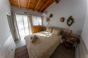 una camera da letto con un letto e una finestra di Quinta Alcarias a Santa Catarina da Fonte do Bispo