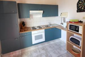 Kuchyň nebo kuchyňský kout v ubytování Apartmani Mira