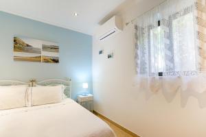 a bedroom with a bed and a window at Bela casa na Costa Vicentina in Aljezur