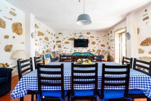 Un comedor con mesa y sillas en Our Lady of Mercy Villa, en Ermesinde