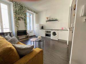 a living room with a couch and a microwave at Appartement Cosy Centre ville Marseille wifi in Marseille