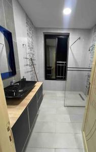 Ένα μπάνιο στο Deluxe and Luminous Apartment