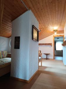Una habitación con una pared blanca y un techo de madera. en Ferienwohnungen Landhaus Gerum, en St. Wolfgang