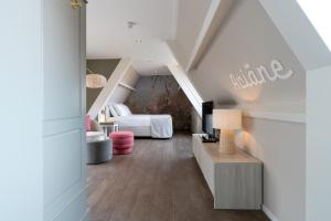 Schlafzimmer im Dachgeschoss mit einem Bett und einem Zimmer in der Unterkunft Juuls Domburg in Domburg