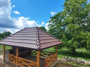 バイナ・バシュタにあるPlaninska kuća Srnaの茶色の屋根の木造展望台