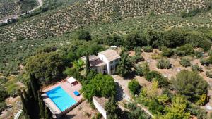 una vista aérea de una casa con piscina en Finca Rural La Calderera, en Valdepeñas de Jaén