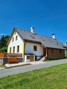 Chalupa Zemulka في Daňkovice: بيت أبيض بسقف أسود على شارع